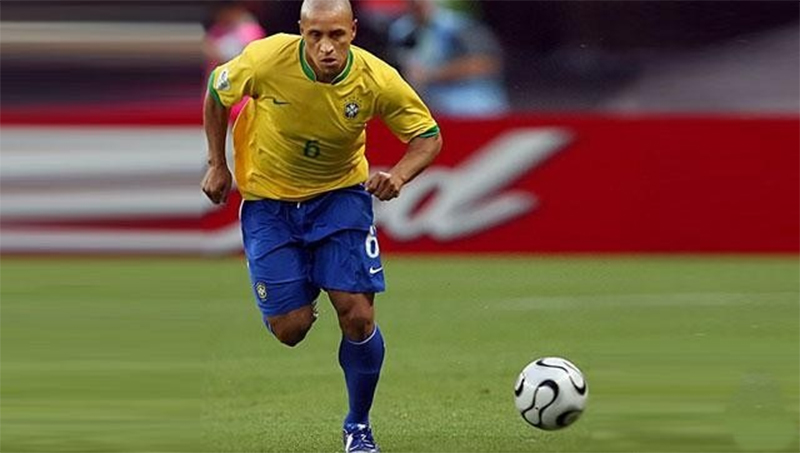 hau-ve-canh-trai-roberto-carlos
